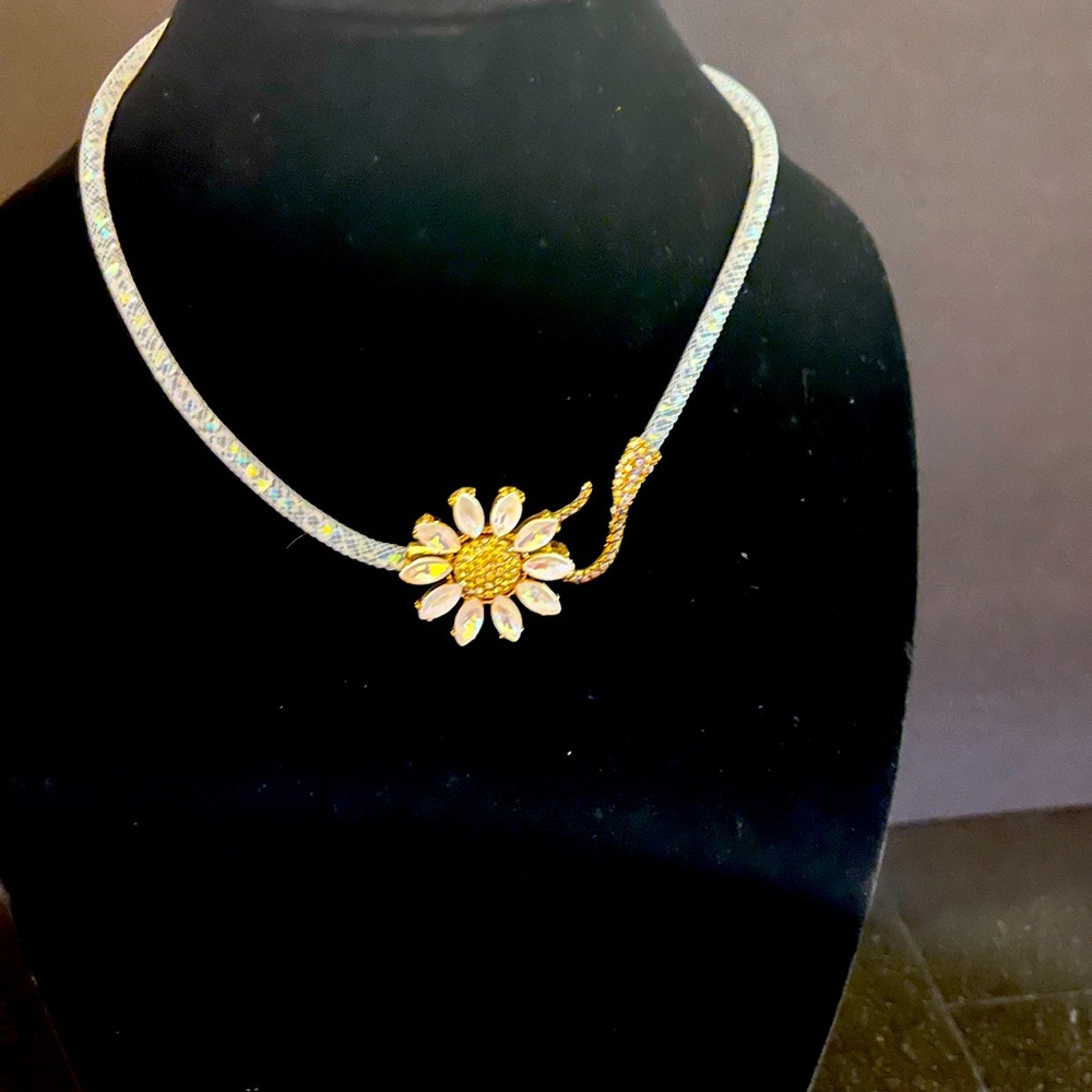 Betsey Johnson white daisy choker necklace